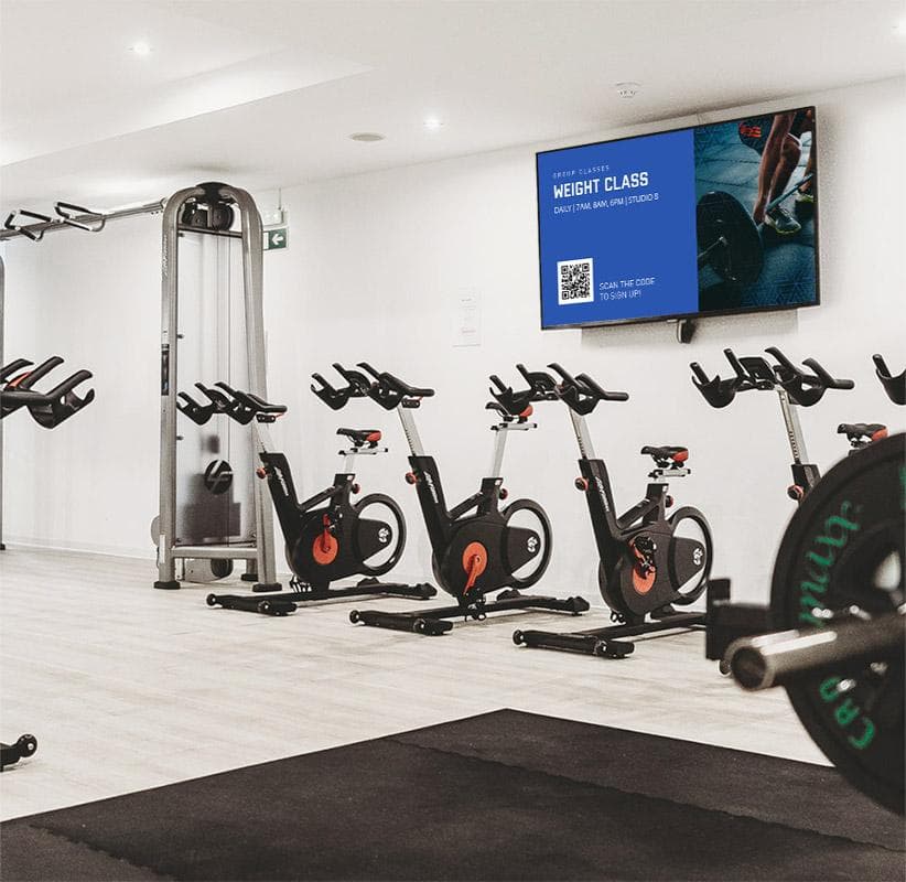 Stenski digitalni zaslon v fitnes studiu